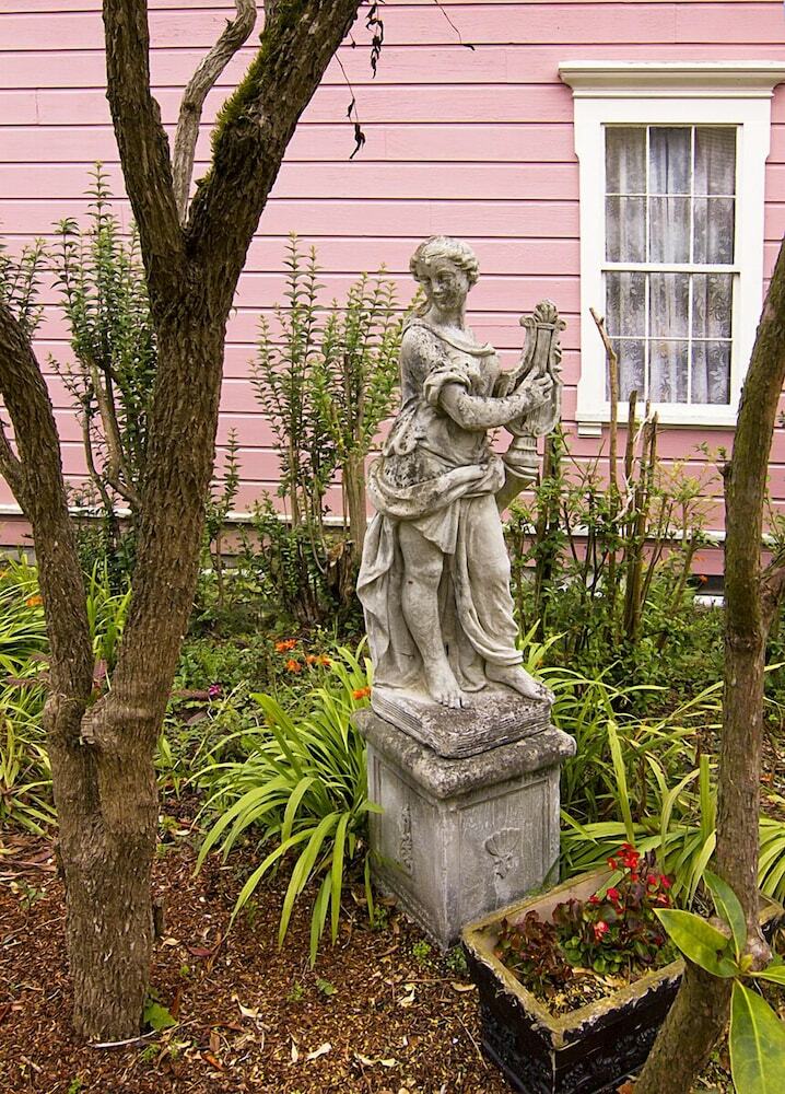 Bed & Breakfast Gingerbread Mansion Inn