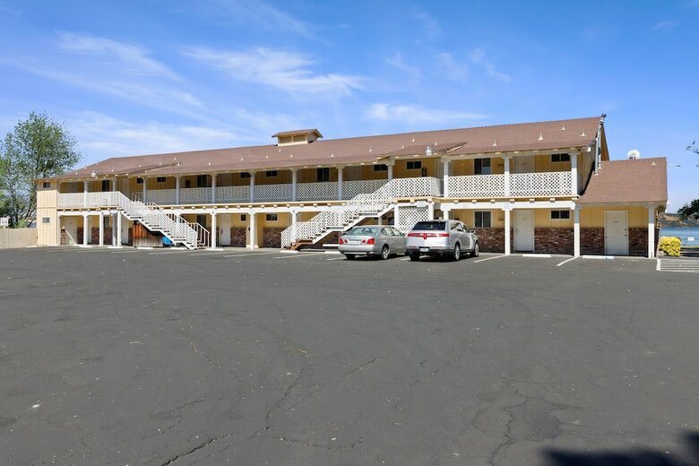 Hotel Skylark Shores Resort