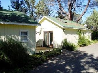 Bed & Breakfast Backyard Garden Oasis