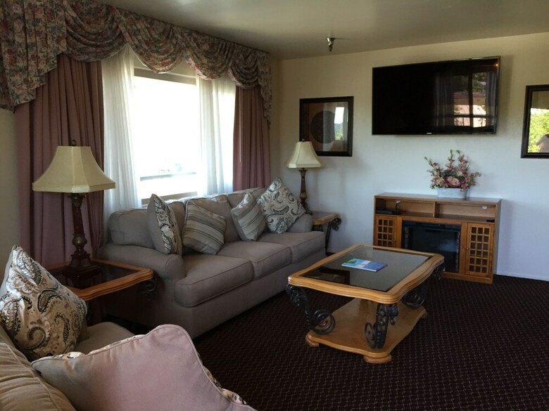 Hotel Oakridge Inn