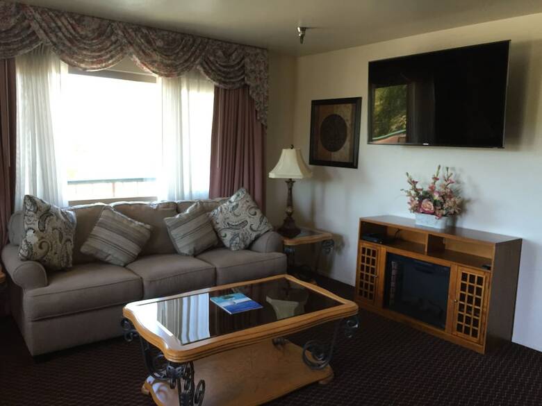 Hotel Oakridge Inn