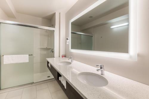Motel Super 8 By Wyndham Winnipeg East Mb