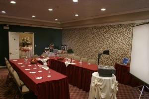 Clarion Hotel At Century House