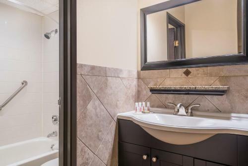 Hotel Ramada By Wyndham Minneapolis Golden Valley