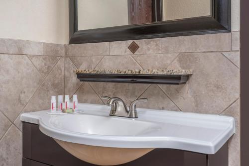 Hotel Ramada By Wyndham Minneapolis Golden Valley