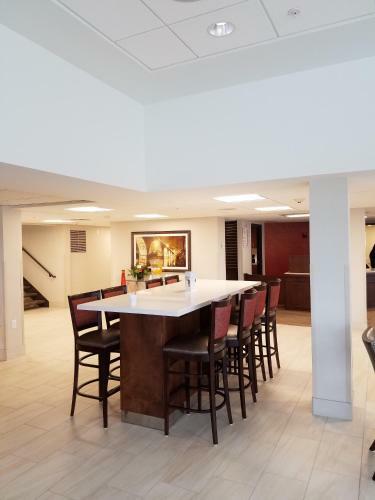Hotel Ramada By Wyndham Minneapolis Golden Valley