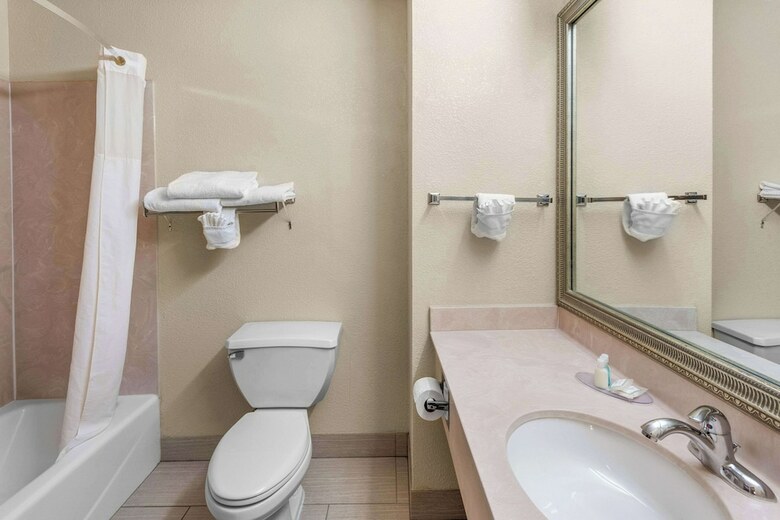 Hotel Clarion Inn & Suites Northwest