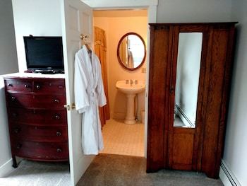 Bed & Breakfast Heart Of The Village Inn