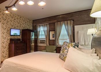 Bed & Breakfast Heart Of The Village Inn