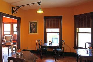 Bed & Breakfast Heart Of The Village Inn