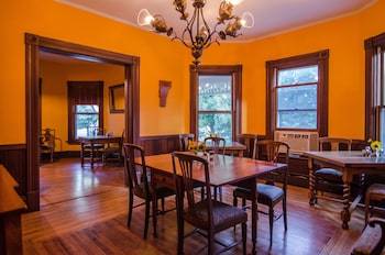 Bed & Breakfast Heart Of The Village Inn