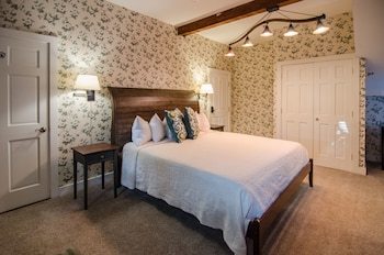 Bed & Breakfast Heart Of The Village Inn