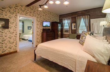 Bed & Breakfast Heart Of The Village Inn