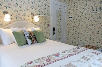 Bed & Breakfast Heart Of The Village Inn