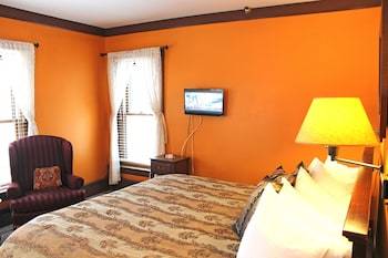 Bed & Breakfast Heart Of The Village Inn