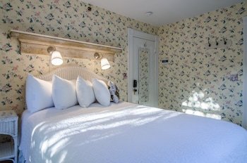 Bed & Breakfast Heart Of The Village Inn