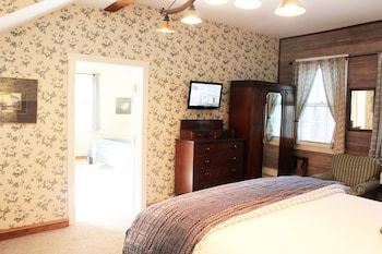 Bed & Breakfast Heart Of The Village Inn