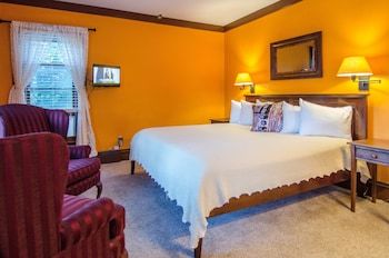 Bed & Breakfast Heart Of The Village Inn