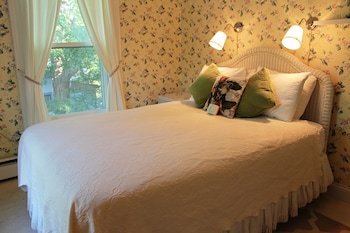 Bed & Breakfast Heart Of The Village Inn