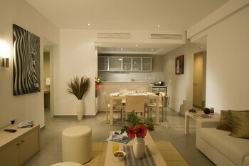 Hotel Capital Coast Resort & Spa