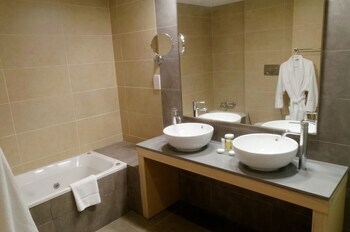 Hotel Capital Coast Resort & Spa