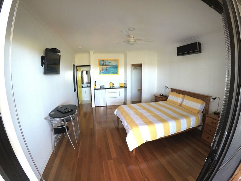 Bed & Breakfast On The Deck @ Shark Bay