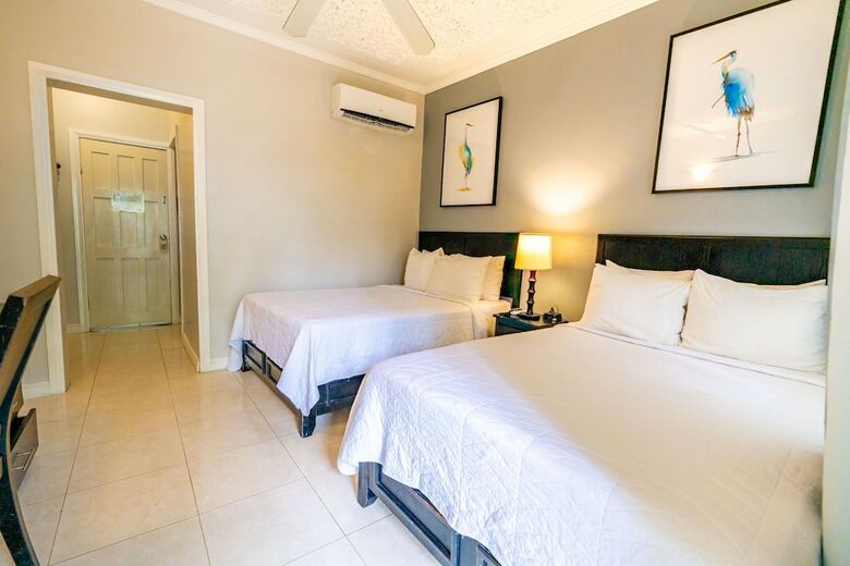 Hotel Travellers Beach Resort