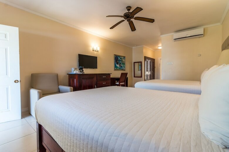 Hotel Travellers Beach Resort