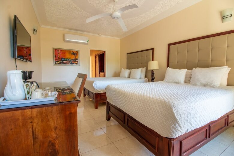 Hotel Travellers Beach Resort