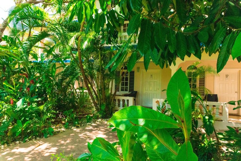 Hotel Travellers Beach Resort