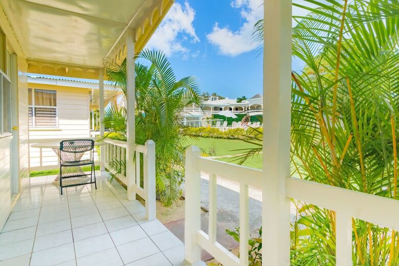 Hotel Travellers Beach Resort