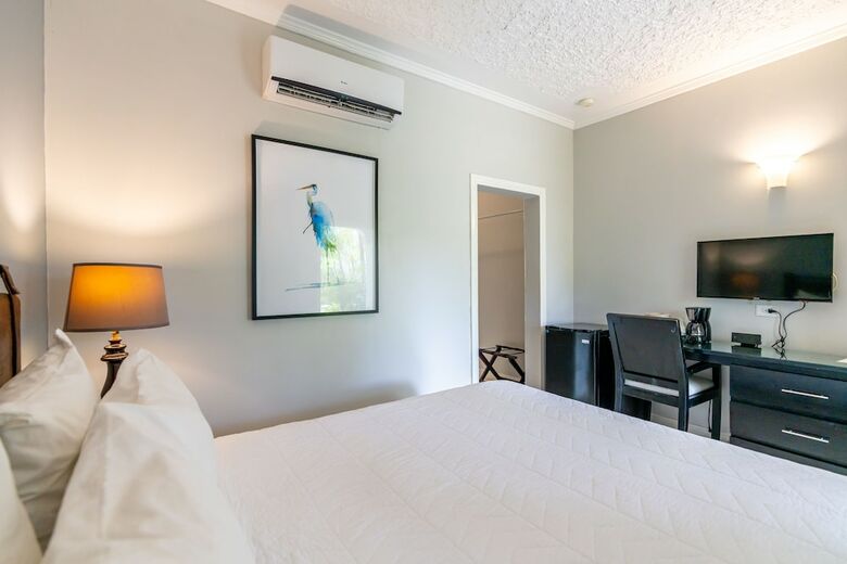 Hotel Travellers Beach Resort