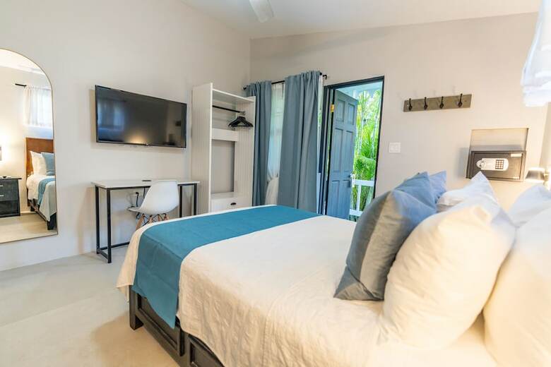 Hotel Travellers Beach Resort