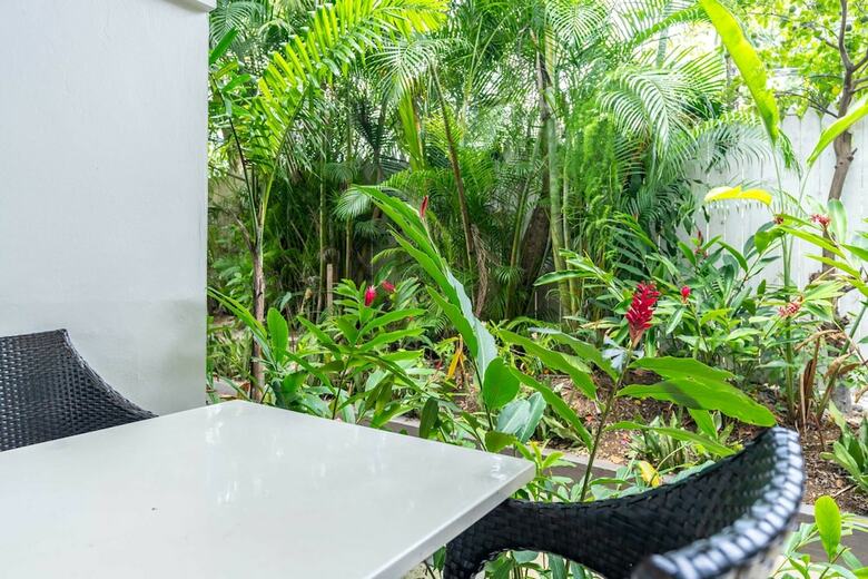 Hotel Travellers Beach Resort