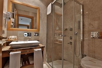 Queen Hotel & Spa