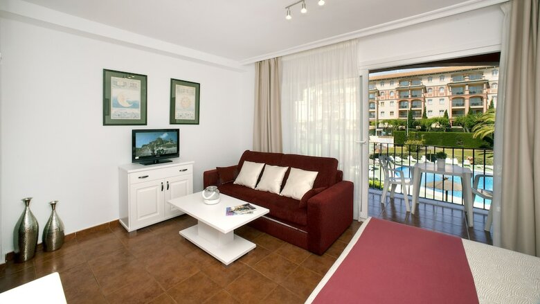 Apartamentos Leo Islamar