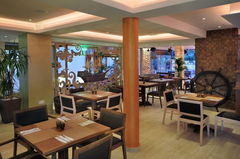 Hotel Nelia Gardens