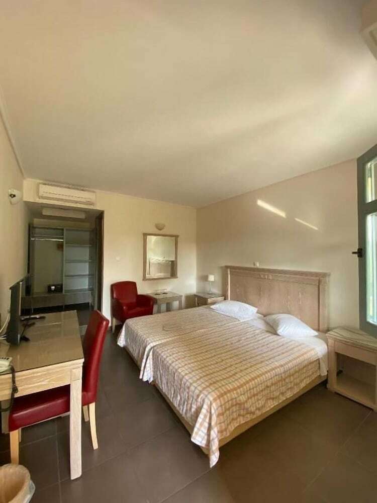 Alonissos Beach Bungalows & Suites Hotel