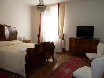 Venicein Apartments