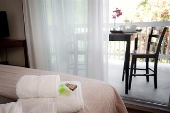 Two Sandals By The Sea Inn - B&B
