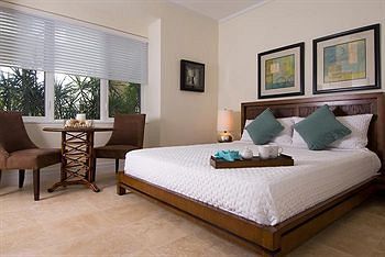 Hotel West Bay Club