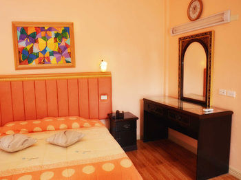 Sunny Point Hotel & Apartelle