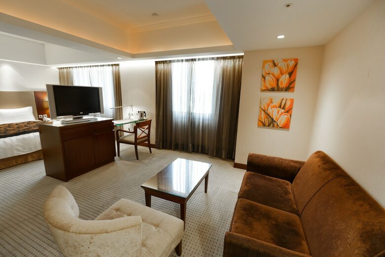 Jen Dow International Hotel