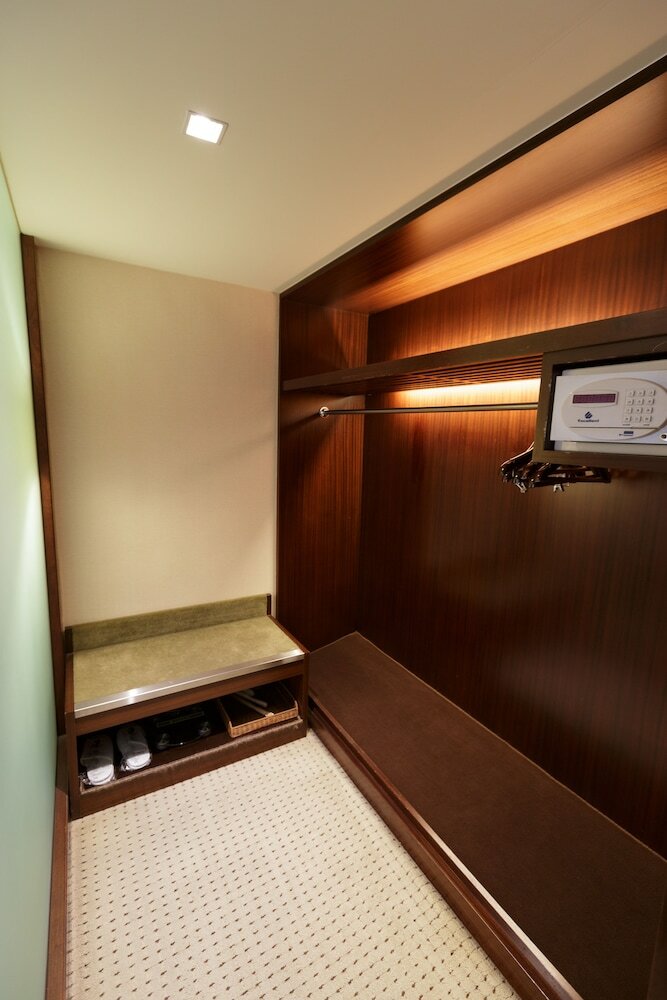 Jen Dow International Hotel