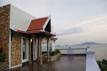 Ocean Breeze Hotel & Sky Bar