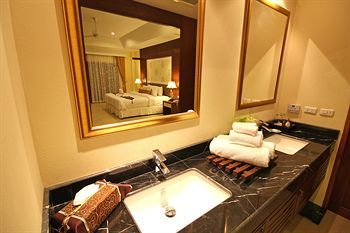 Thai Thani Pool Villa Resort