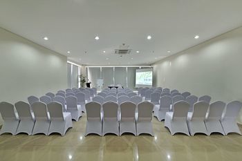 Hotel Whiz Prime Cifest-cikarang