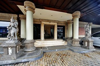 Taman Suci Hotel