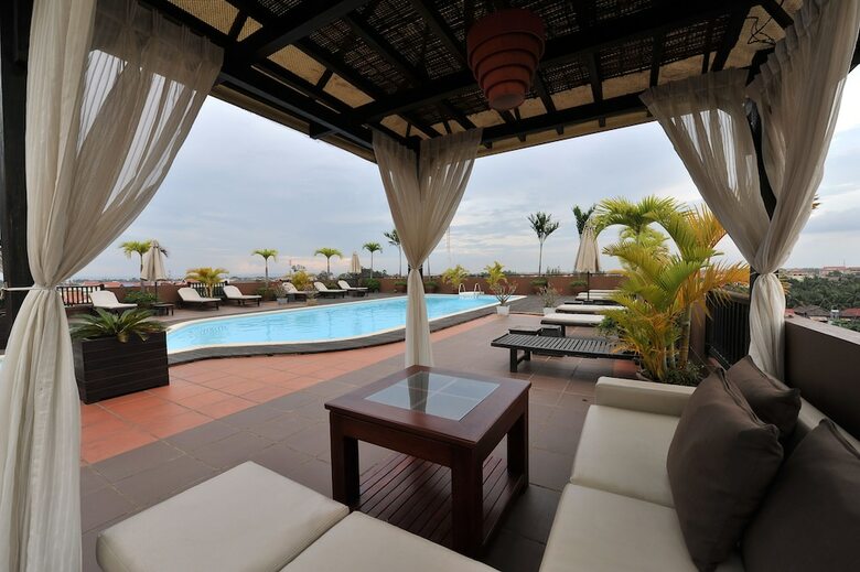 City River Hotel