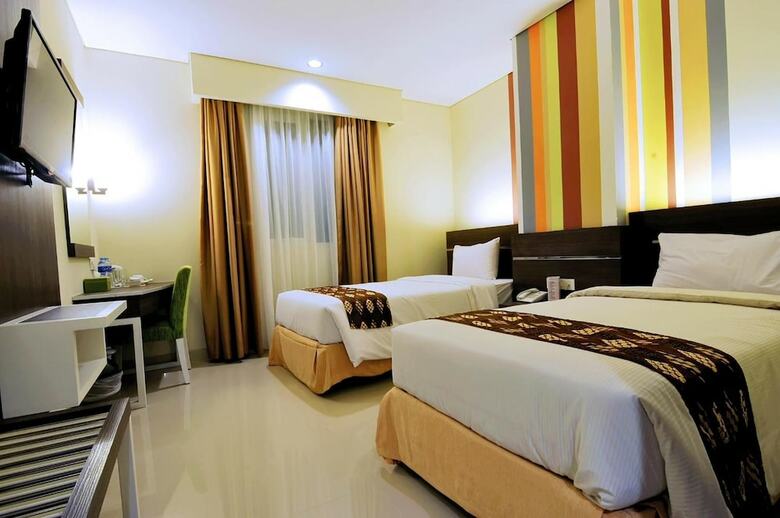 Hotel Pose In Solo